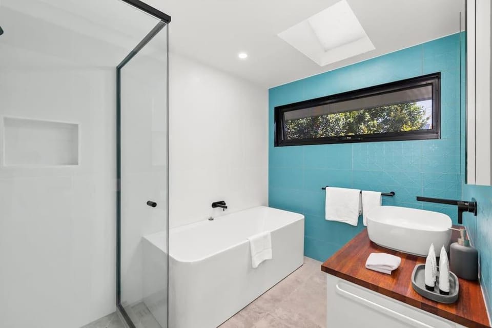 Ultra Modern & Relaxing Inner City 4bed House - with a Private Pool - 10mins walk to Beach House in Mermaid Waters