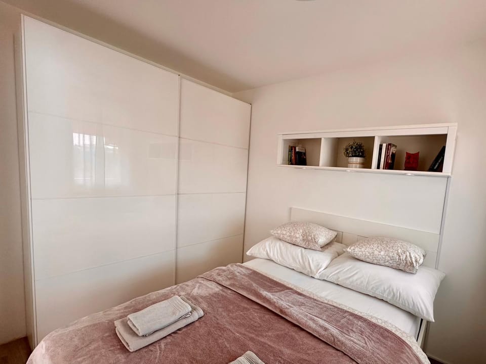 Bed, Bedroom, towels, wardrobe
