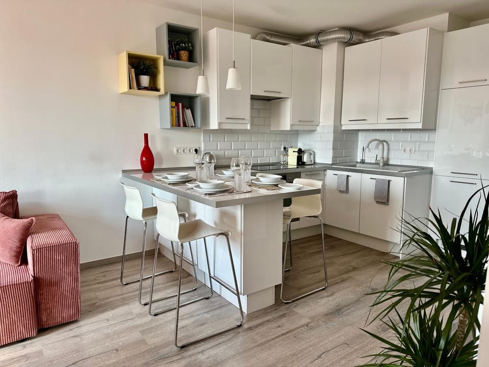 Kitchen or kitchenette, Dining area
