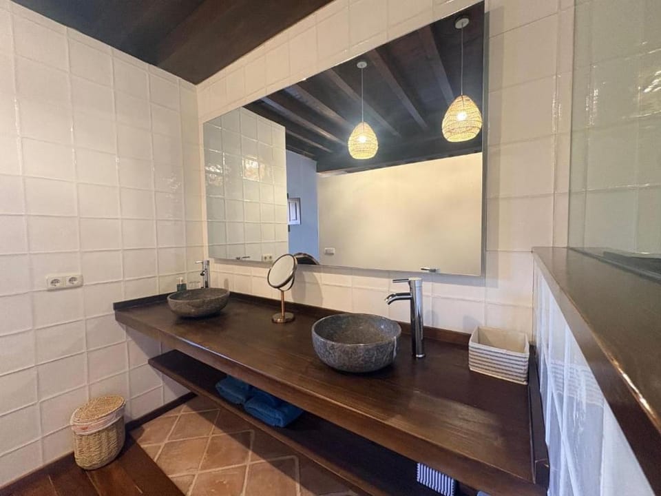 Shower, Toilet, Bathroom, hair dryier, towels