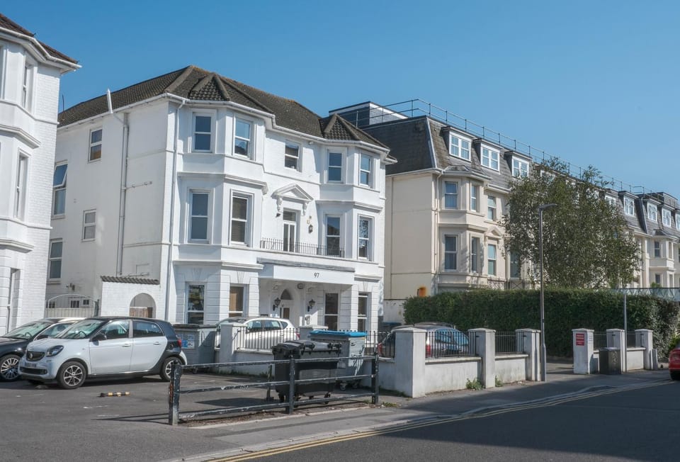 Property building, Day, Street view, Location, children, young children, older children, Parking