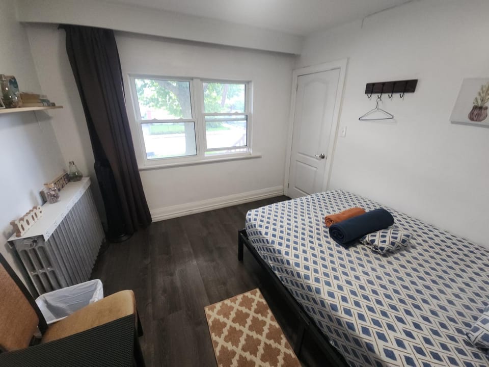 Affordable Quiet Private Room - 10-min Walk to Subway Bed and Breakfast in Toronto