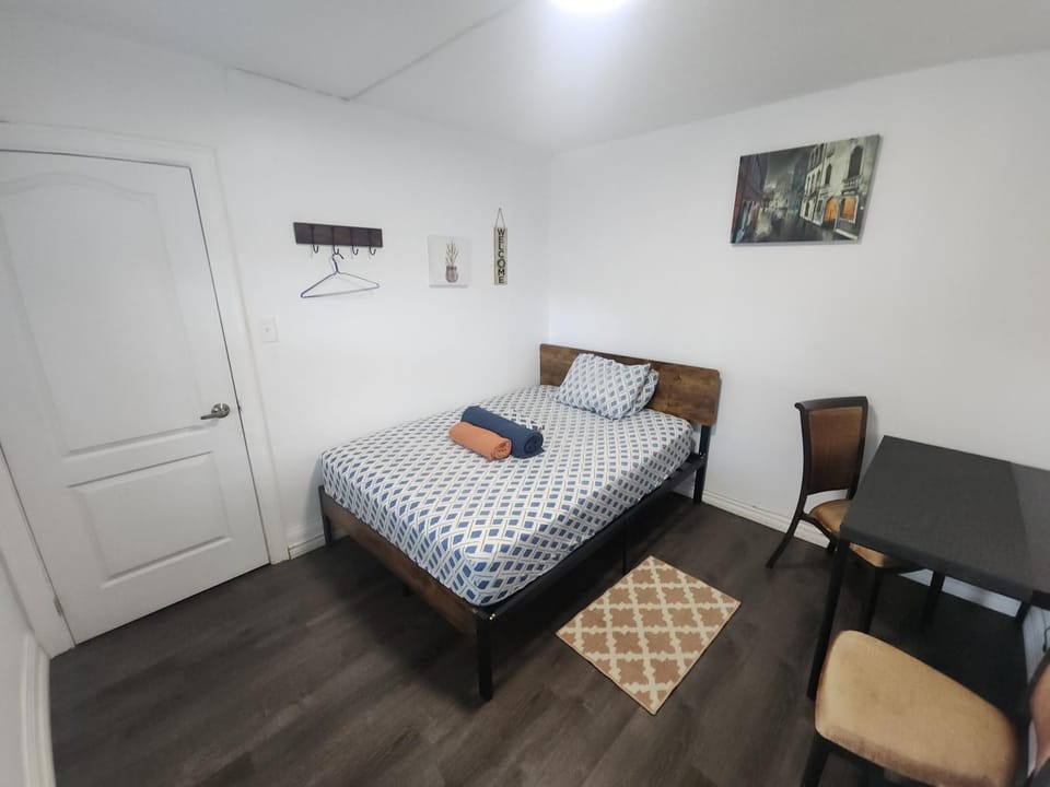 Affordable Quiet Private Room - 10-min Walk to Subway Bed and Breakfast in Toronto