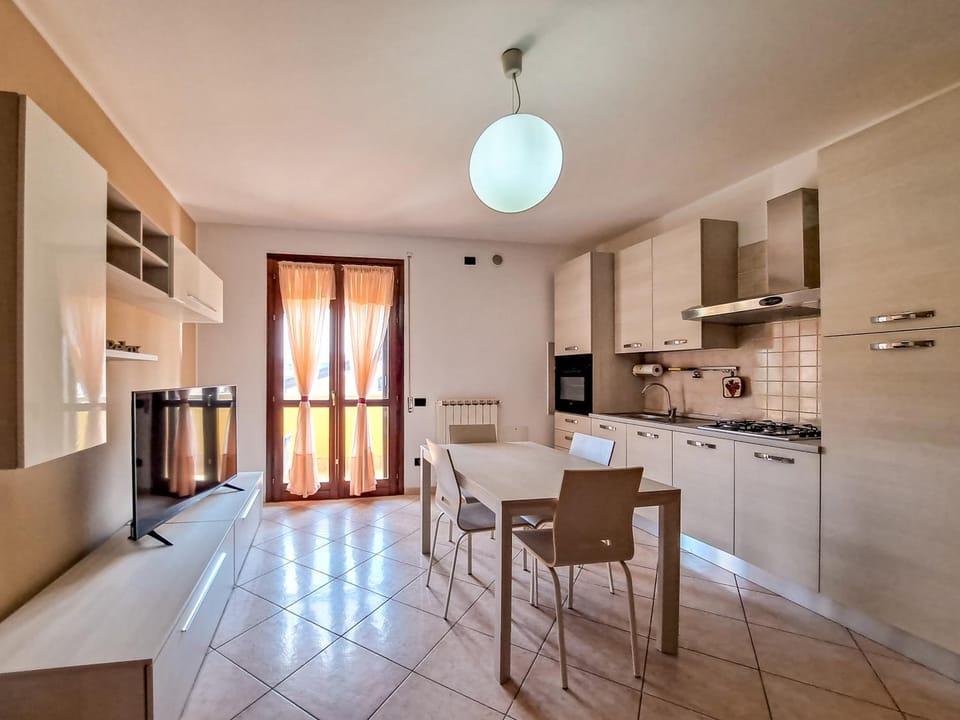 TV and multimedia, Kitchen or kitchenette, Living room, Seating area, Dining area, oven, stove