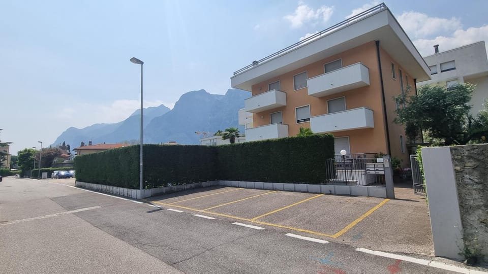 Mountain view, Quiet street view, Parking