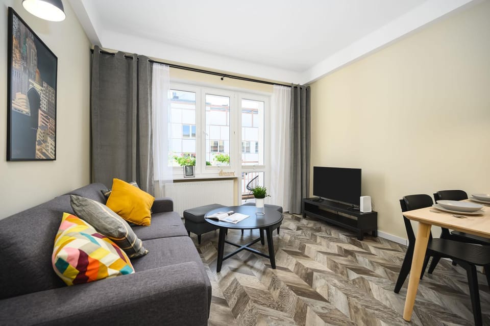 Communal lounge/ TV room, TV and multimedia, Living room, Seating area, Dining area