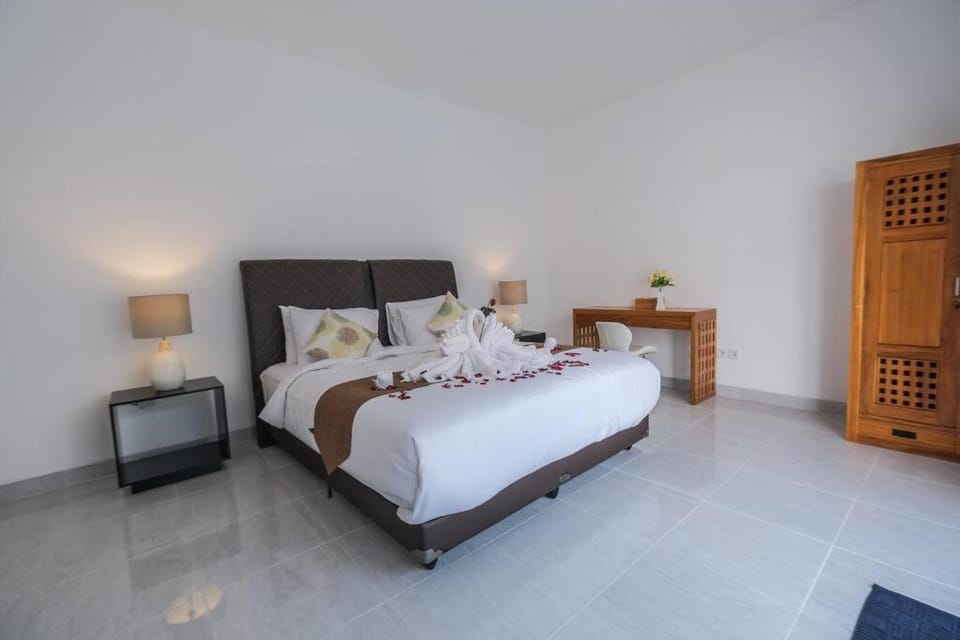 Bed, Bedroom, towels, wardrobe