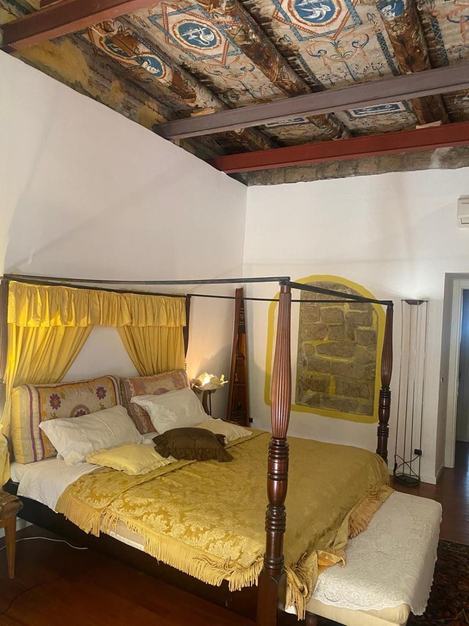 Casa Tiare, the heart of Piazza Plebiscito Apartment in Naples