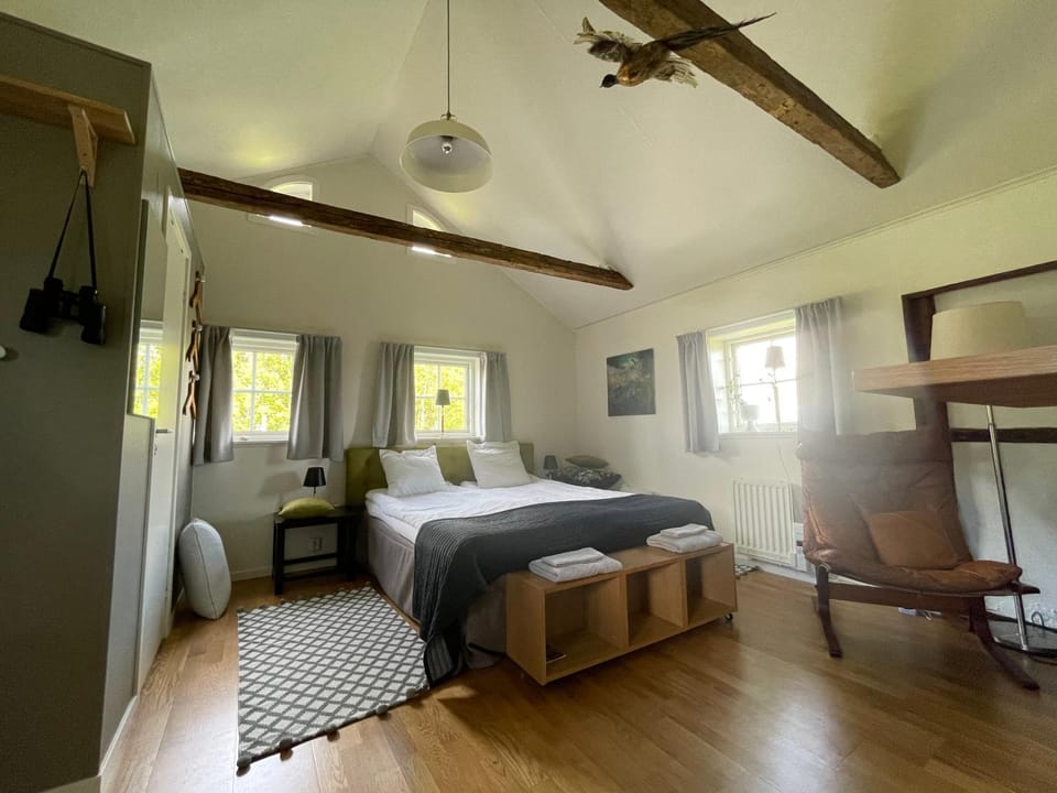 Property building, Bed, Bedroom