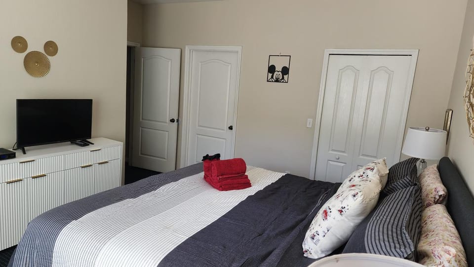 Photo of the whole room, Bedroom