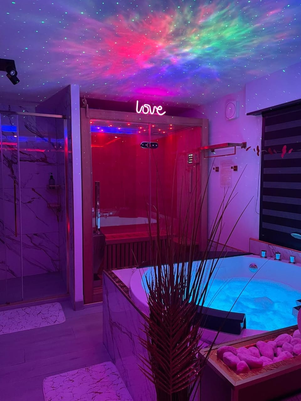 L'Aurore Love Room de prestige jacuzzi sauna piscine chauffée cuisine House in Carpentras