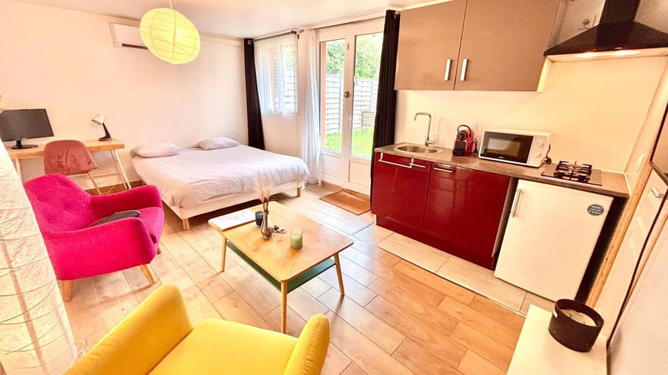 Bed, Kitchen or kitchenette, Seating area