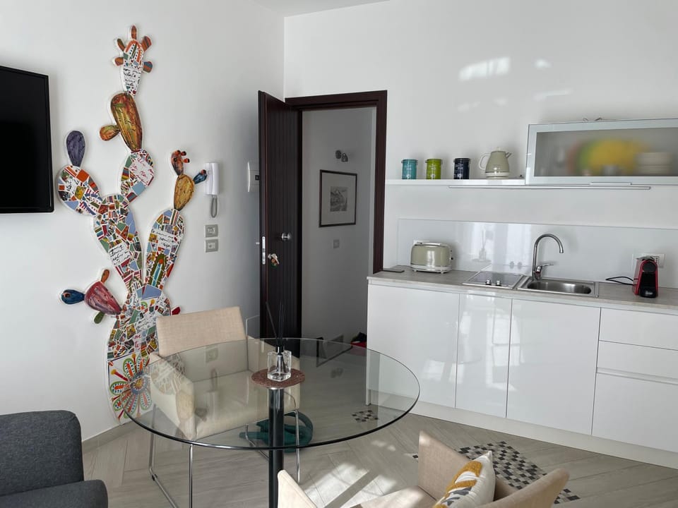 Kitchen or kitchenette, Seating area