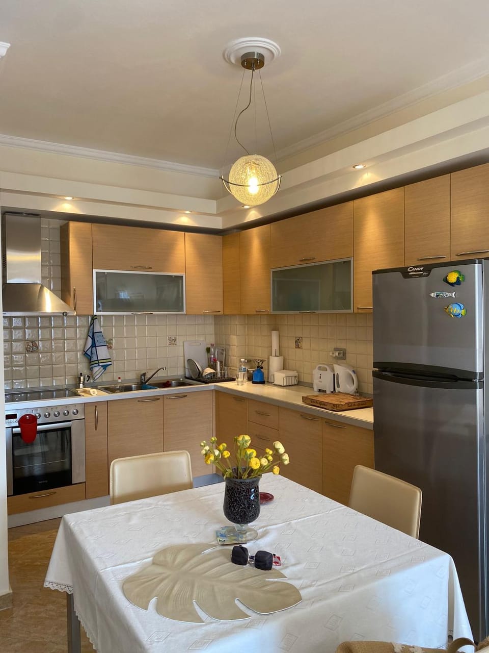Kitchen or kitchenette, Dining area