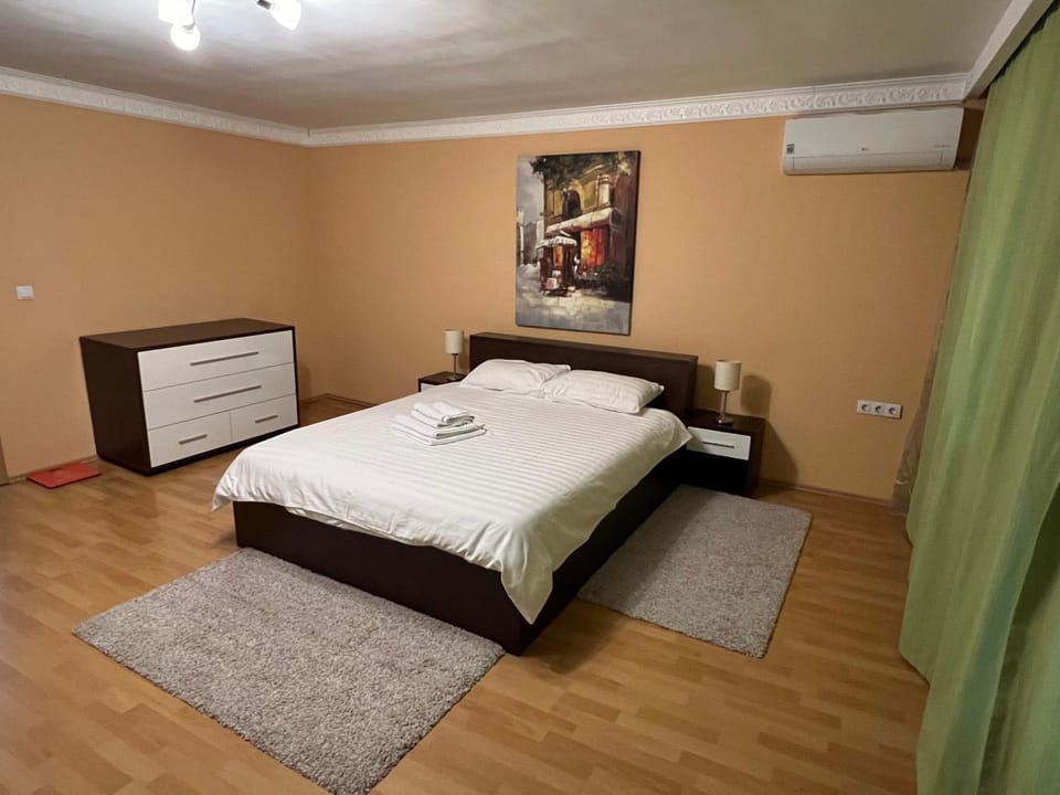 Bed, Photo of the whole room, Bedroom, air conditioner