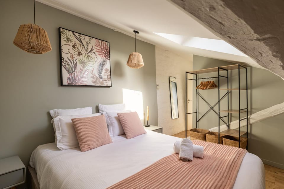 Photo of the whole room, Bedroom