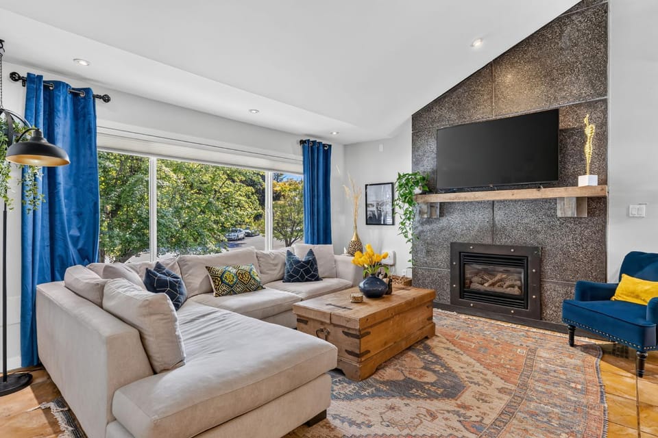 TV and multimedia, Living room, Evening entertainment
