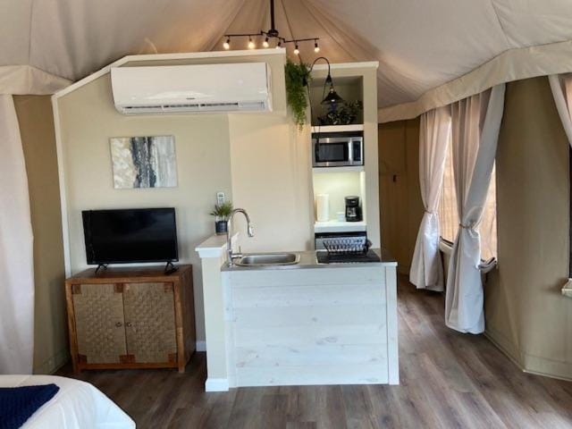 Luxury Suite 3-Safari Tent-Outdoor Whirlpool Tub-Beautiful View Luxury tent in Lake Travis