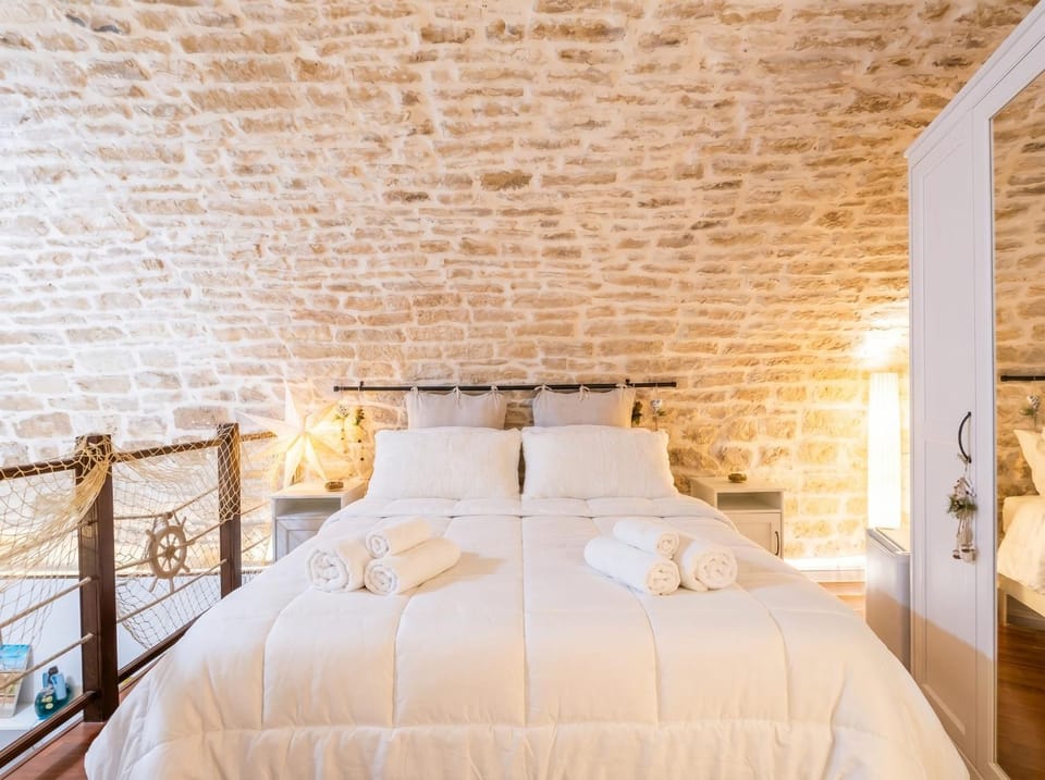 Sea front historic house in the heart of old town, inside torrione aragonese Apartment in Giovinazzo