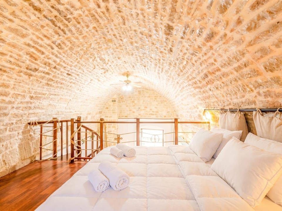 Sea front historic house in the heart of old town, inside torrione aragonese Apartment in Giovinazzo
