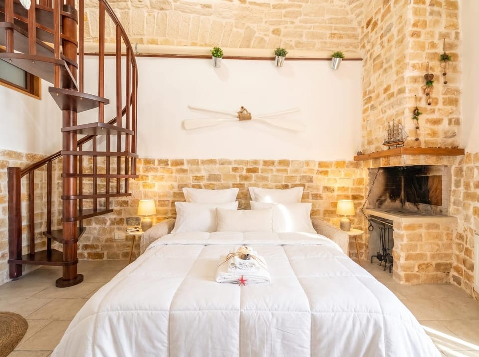 Sea front historic house in the heart of old town, inside torrione aragonese Apartment in Giovinazzo