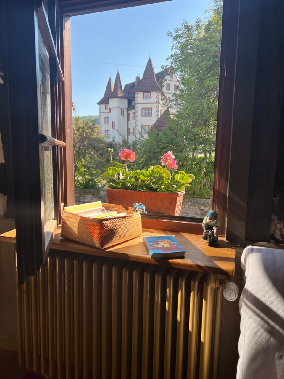 Nearby landmark, Photo of the whole room