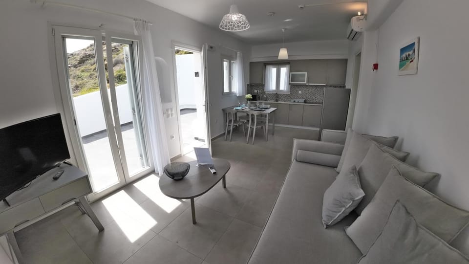 TV and multimedia, Kitchen or kitchenette, Living room, Seating area, Dining area