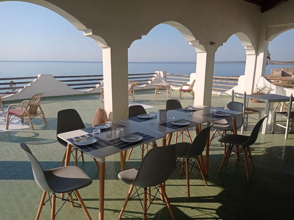 Restaurant/places to eat, Day, Natural landscape, View (from property/room), Balcony/Terrace, Living room, Banquet/Function facilities, Seating area, Dining area, Sea view