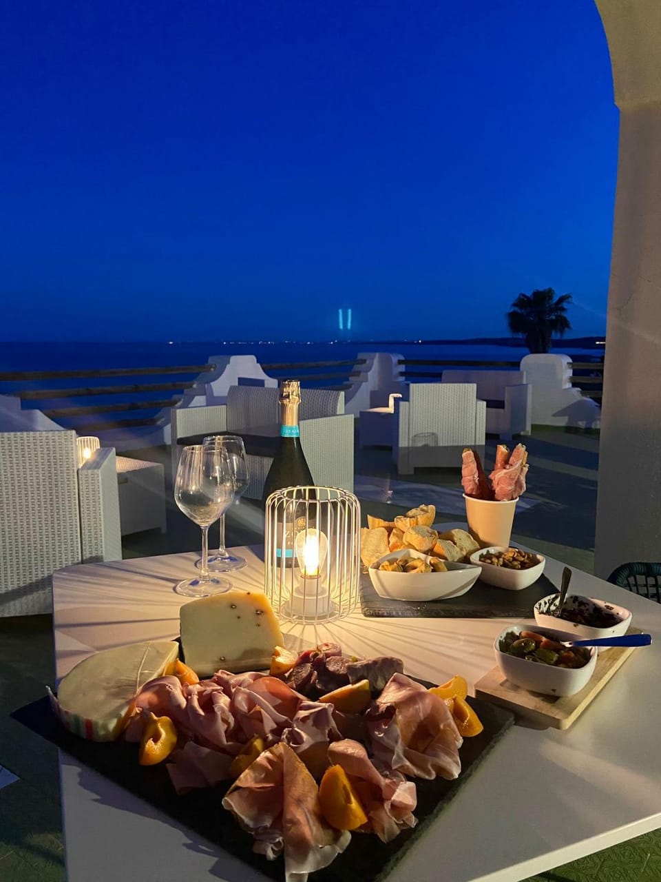 Night, Food and drinks, Dining area, Food, Sea view, Lunch, Dinner