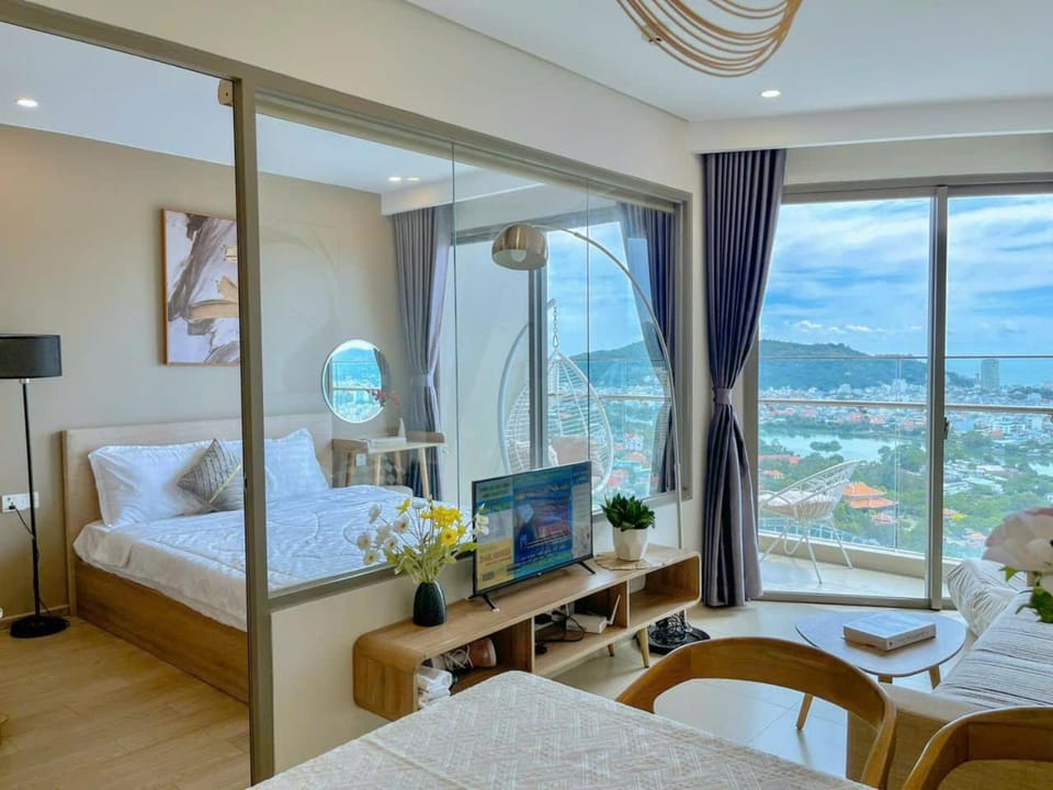 Bed, Natural landscape, TV and multimedia, View (from property/room), Bedroom, Mountain view
