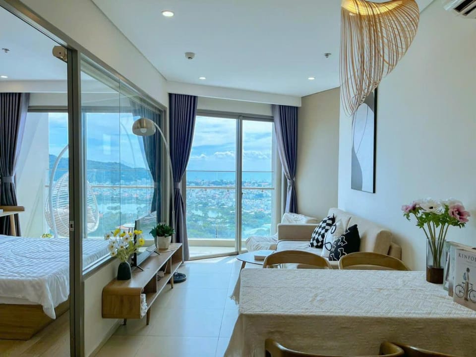 View (from property/room), Balcony/Terrace, Living room, Mountain view