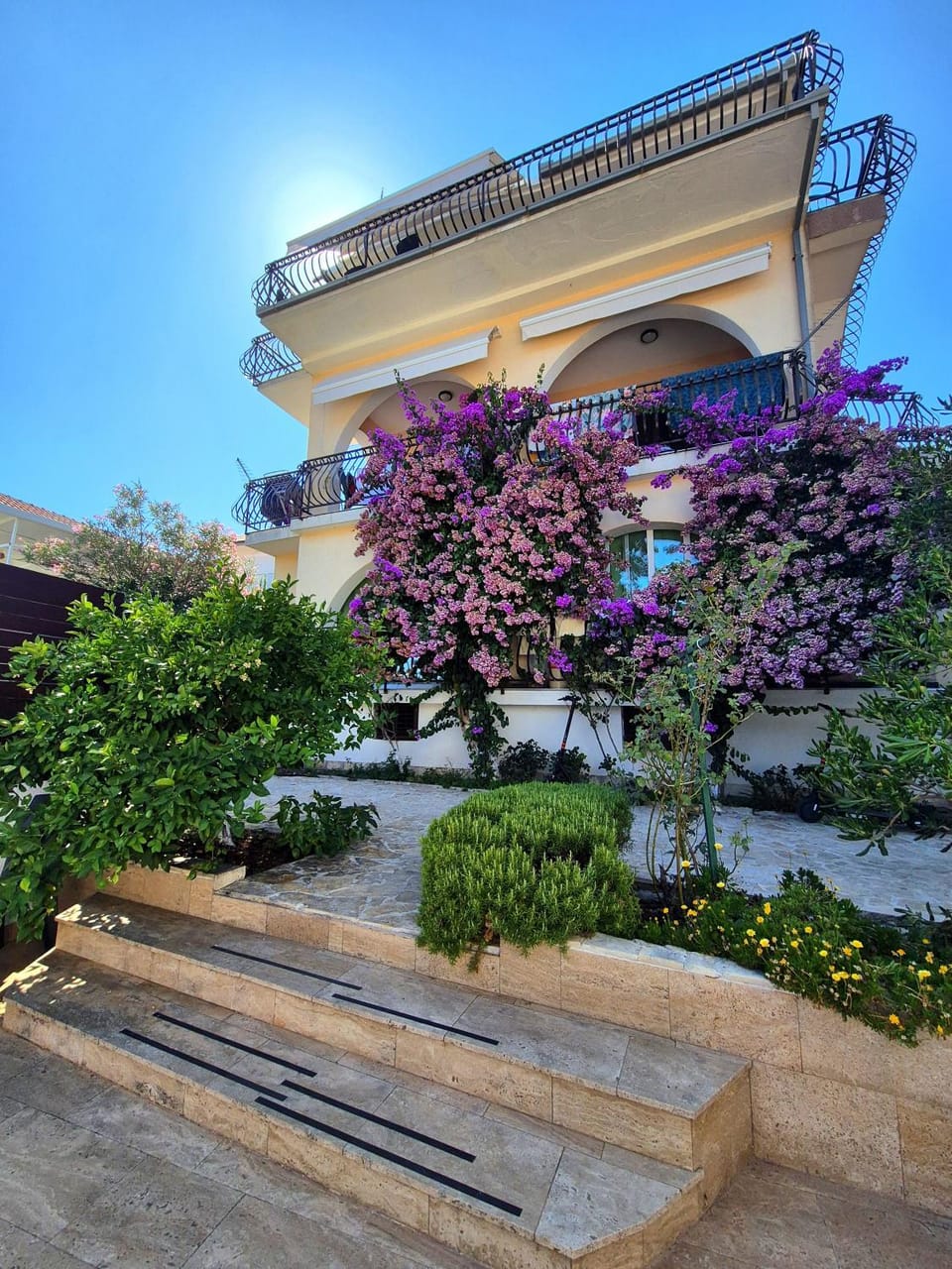 Property building, Garden, Balcony/Terrace, Garden view
