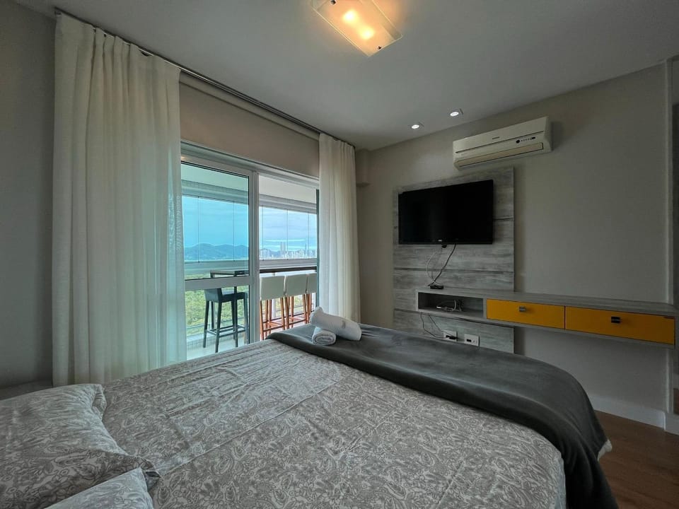 Bed, Natural landscape, TV and multimedia, Bedroom