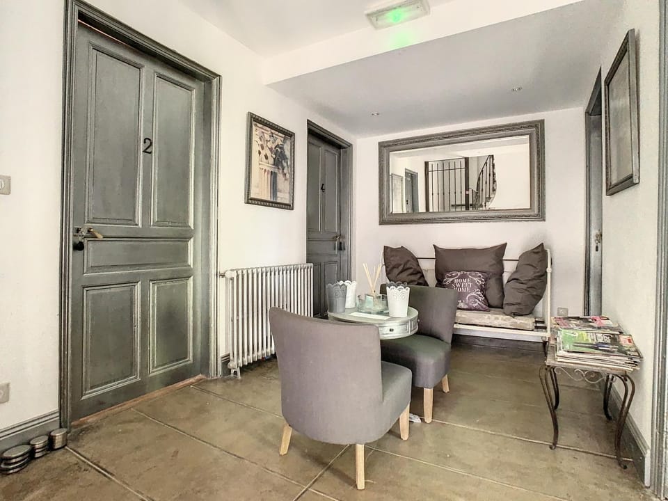 Decorative detail, Seating area, Internal: Not applicable to any particular room