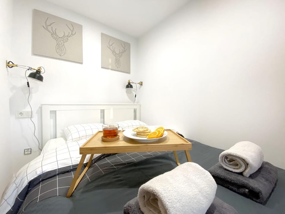 Bed, Bedroom, towels