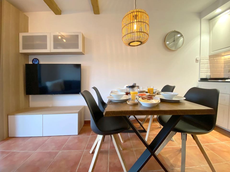 TV and multimedia, Seating area, Dining area