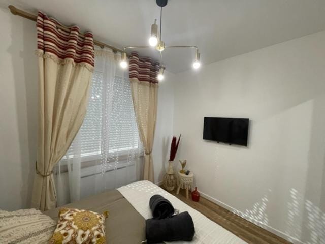 Bed, TV and multimedia, Bedroom