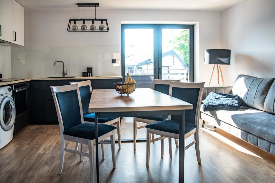 Kitchen or kitchenette, Living room, Seating area, Dining area