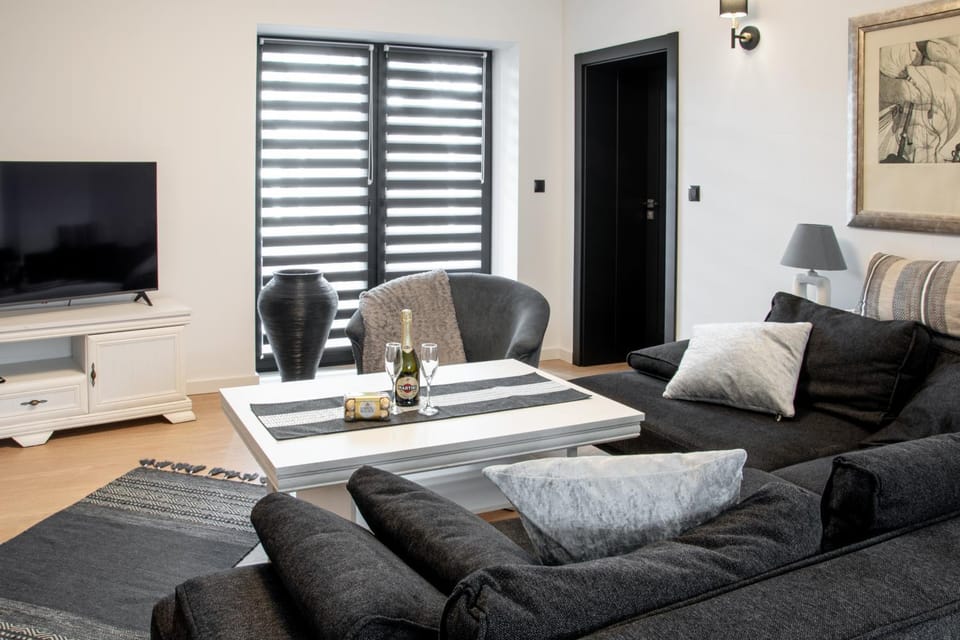 TV and multimedia, Living room, Seating area, Evening entertainment