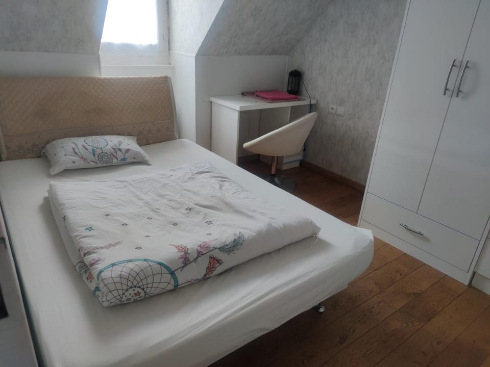 Chambre privée à Bobigny -Salle de bain et toilettes communes, pas de cuisine, check-in après 19h Vacation rental in Île-de-France