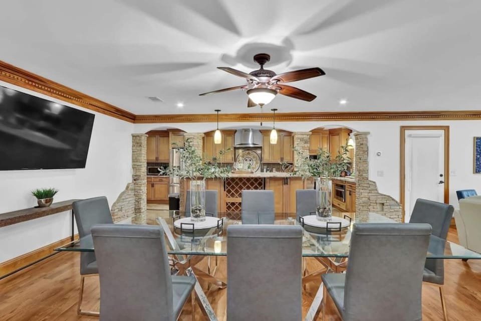 Big 6BR,4BA Home w 10-Car Parking for CrewsGrps House in Brookhaven