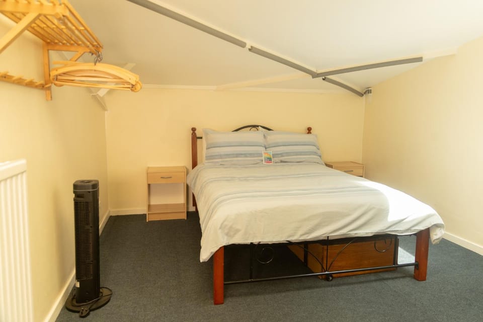 Bedroom, internet