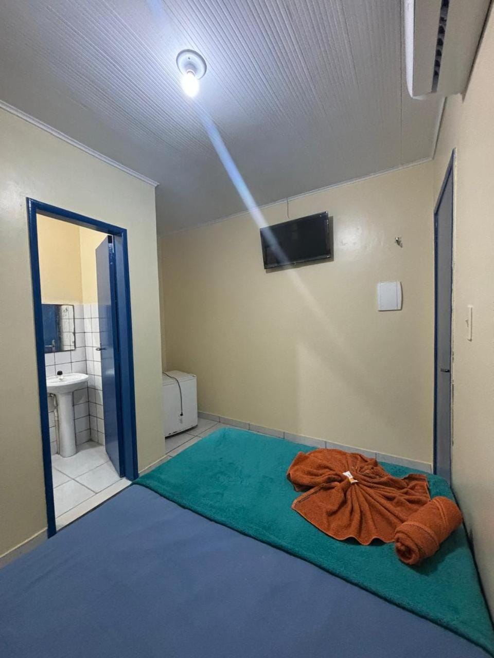 Bed, TV and multimedia, Photo of the whole room, Bedroom, towels