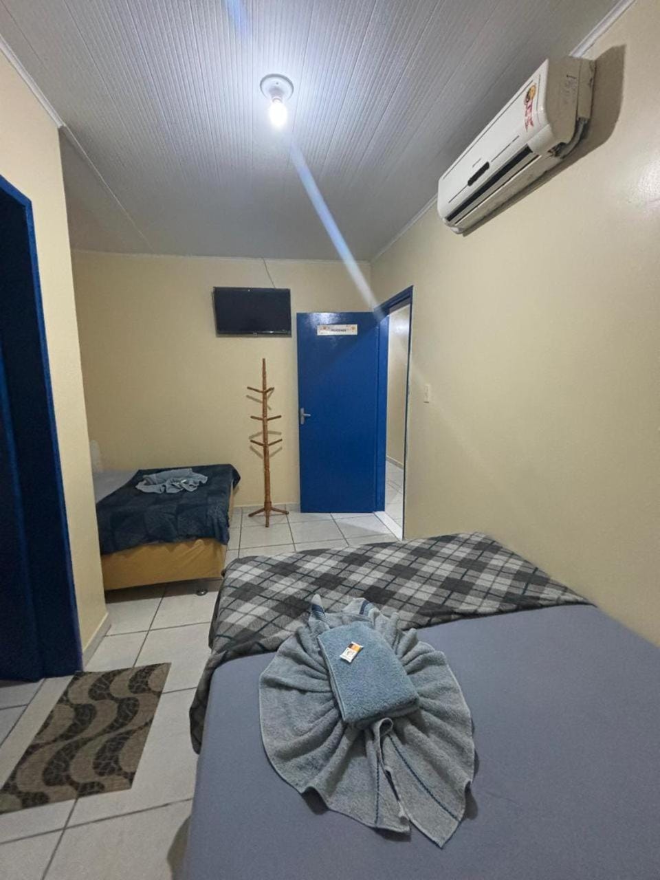 Bed, TV and multimedia, Photo of the whole room, Bedroom, air conditioner