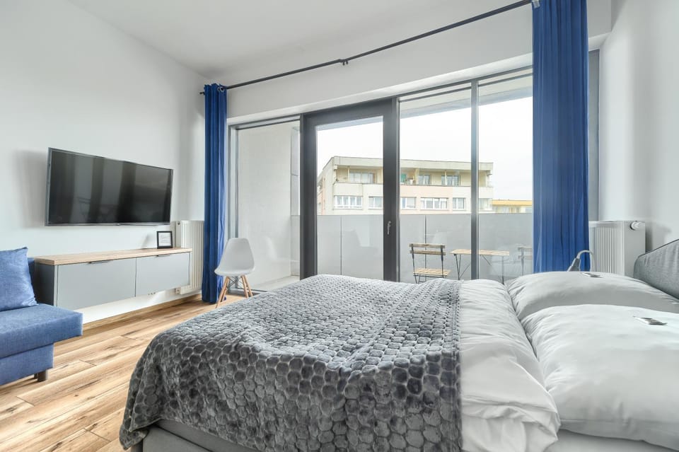 Bed, TV and multimedia, Living room, Photo of the whole room, Seating area, Bedroom