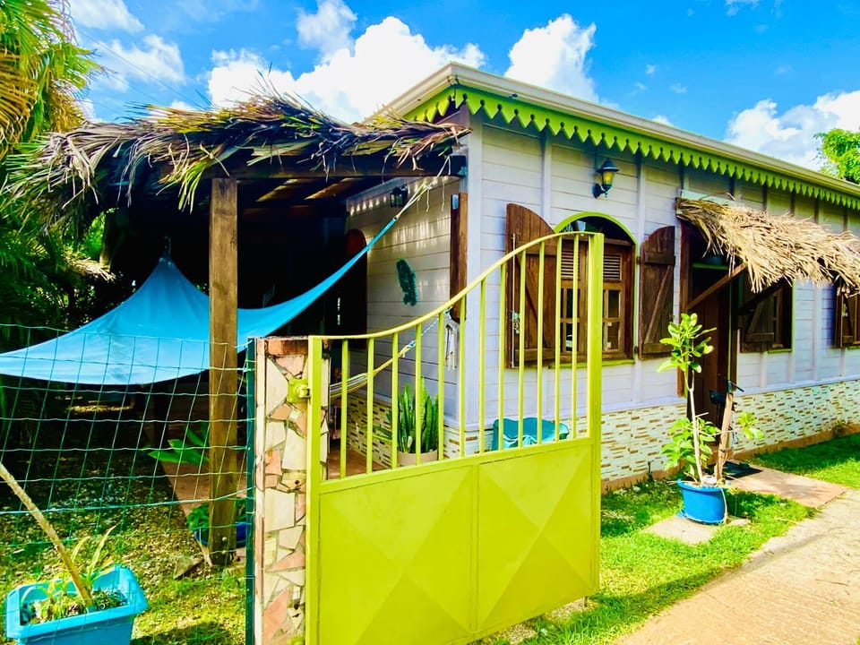 Charmant lodge creole avec piscine et jardin tropical Villa in Martinique