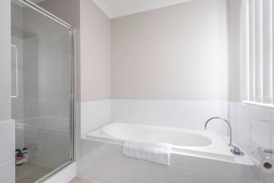 30 Modern & Quiet Retreat -Walk to Dining & Shops House in Perth