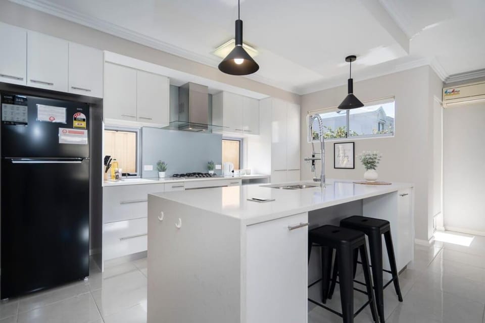 30 Modern & Quiet Retreat -Walk to Dining & Shops House in Perth