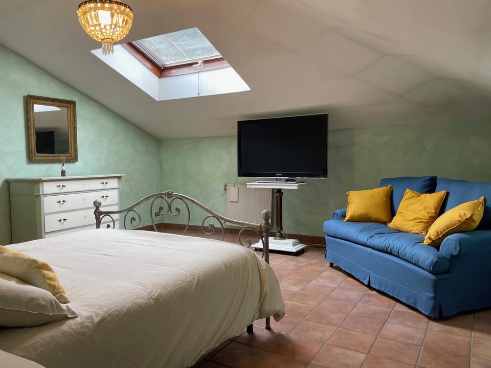 Bed, TV and multimedia, Evening entertainment, Bedroom