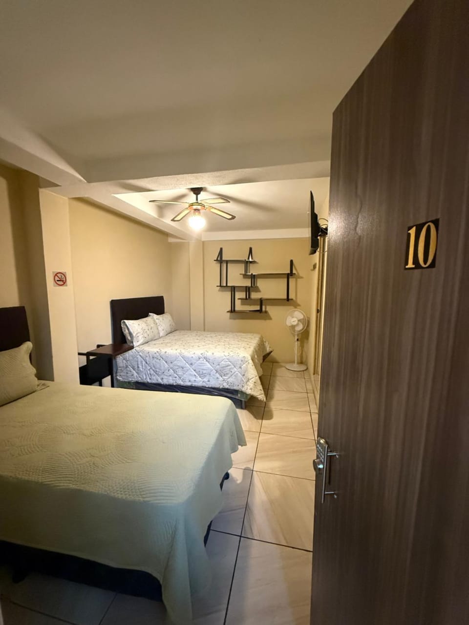 Property building, Bed, TV and multimedia, Dining area, Swimming pool, Parking, furniture, internet